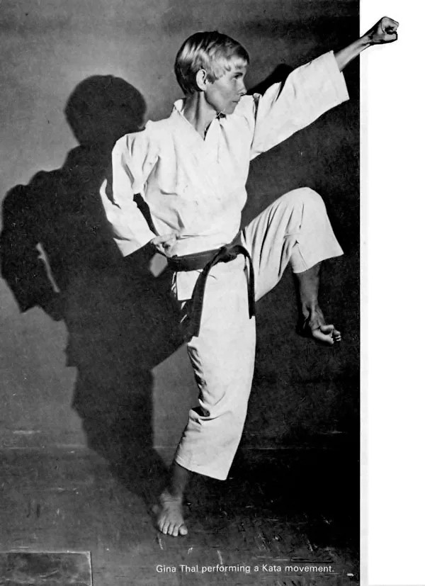 «Gina Thal performing a Kata movement» — подпись оригинального номера. Джина Тал, она же Флоринда Доннер.